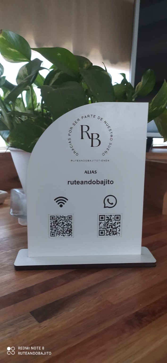 Exhibidor QR modelo curvo blanco con WiFi y WhatsApp